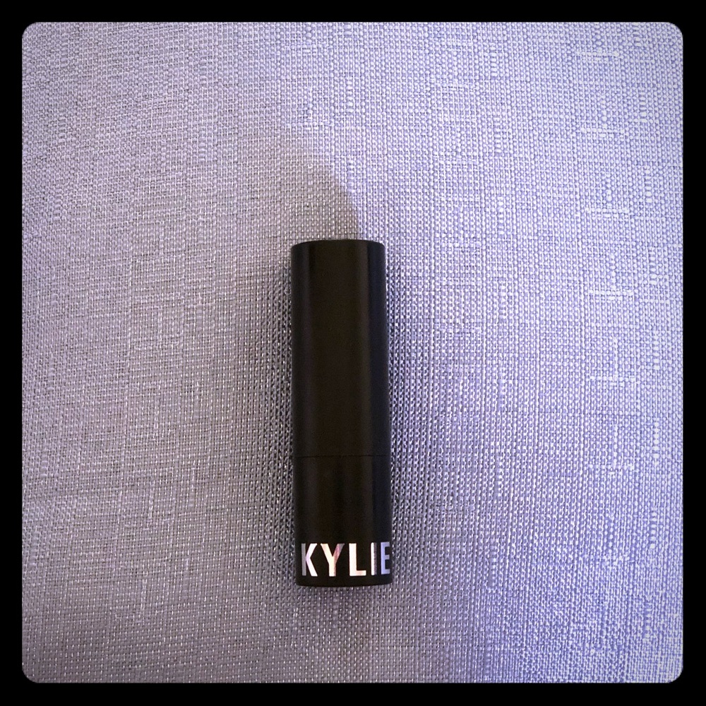 Kylie Jenner Matte lipstick in “August”